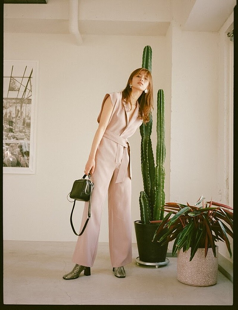 佐藤晴美（E-girls/Flower）×EMODAのコラボレーション・アイテム発売