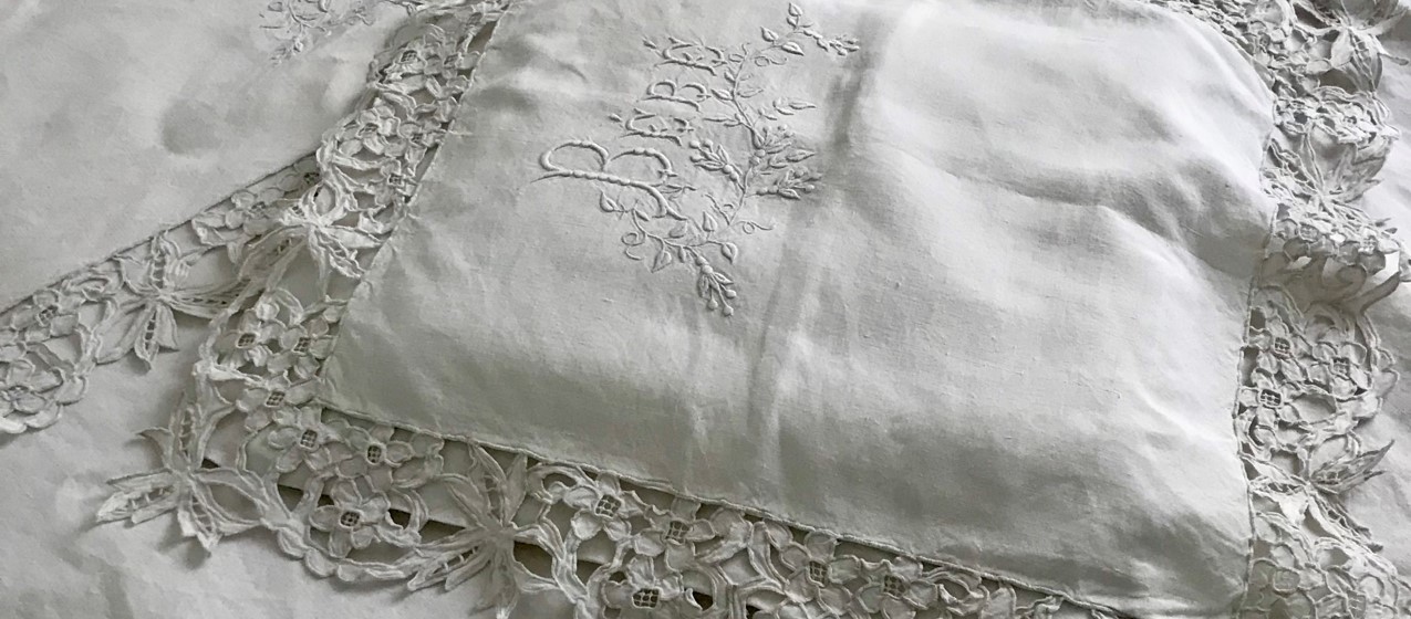 パリ発送】L2811 フランスアンティークカットワーク手刺繍クロス 天使