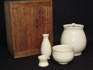 人間国宝 島岡達三 象嵌赤絵草花文皿 | 骨董品買取・和楽器買取 五宝堂