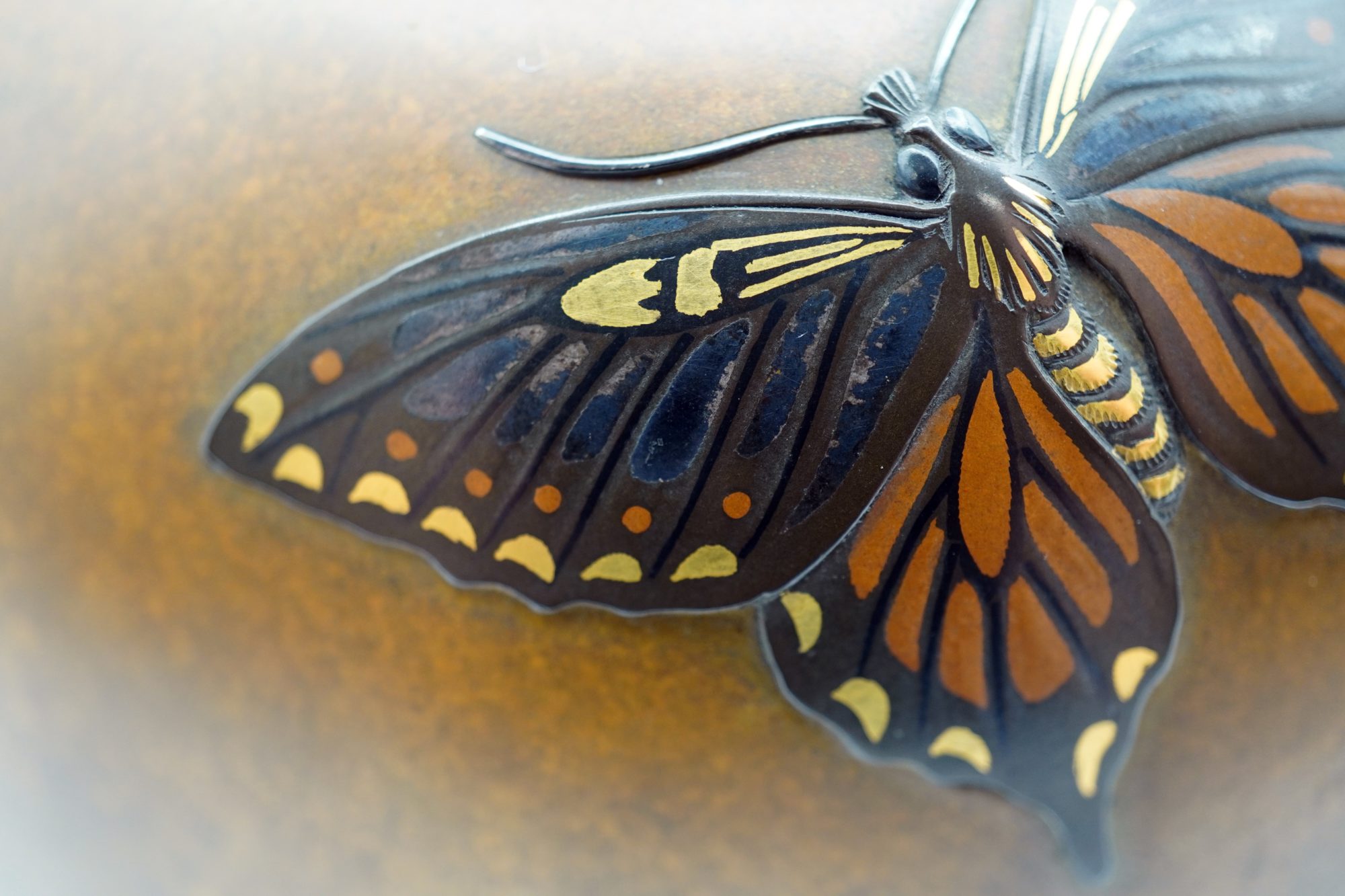 象嵌 蝶舞図花瓶 在銘 | 明治工芸・明治金工の販売専門店ならGallery尚