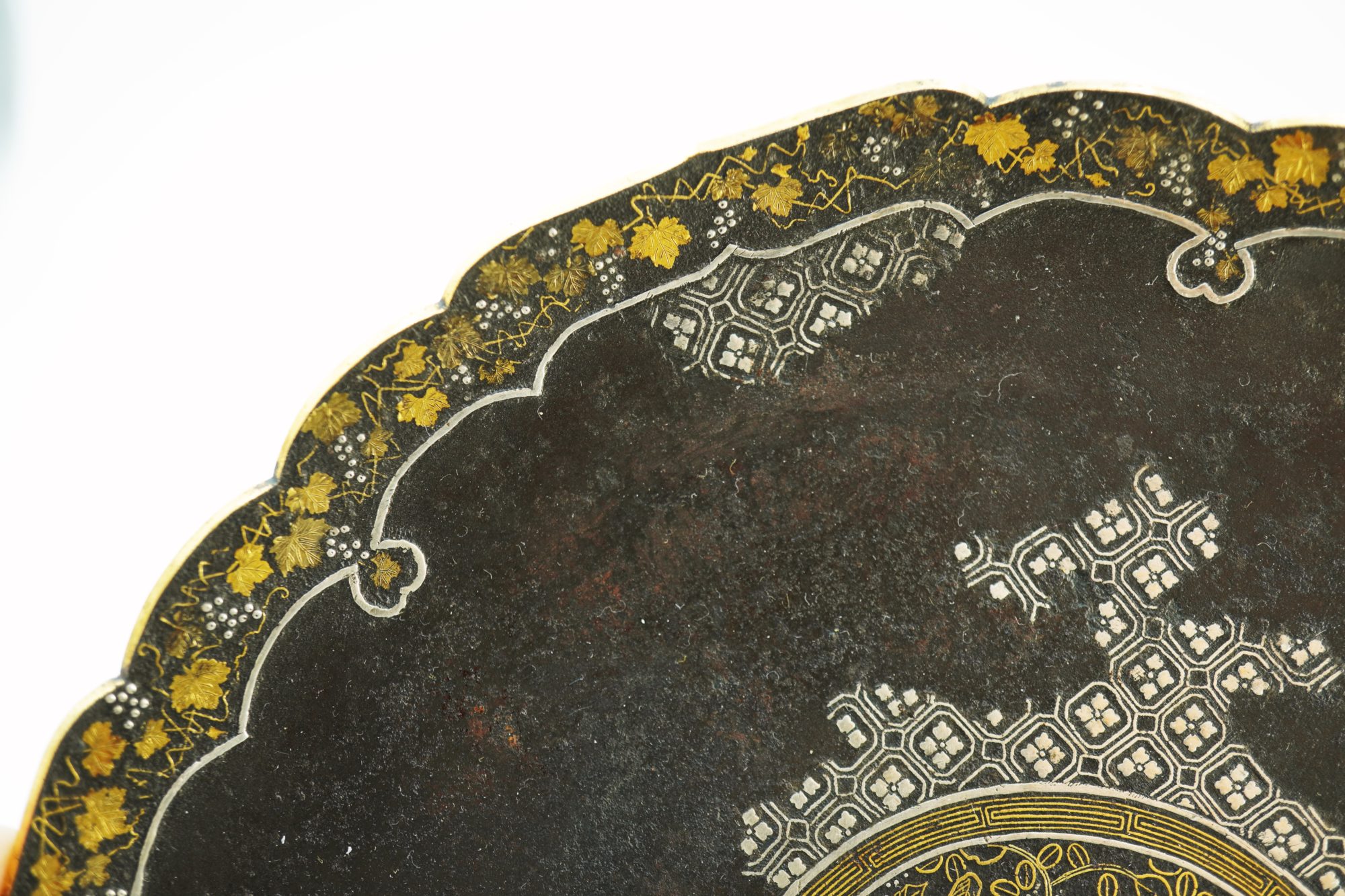 駒井製 鉄地 金銀象嵌 草花図皿 | 明治工芸・明治金工の販売専門店なら