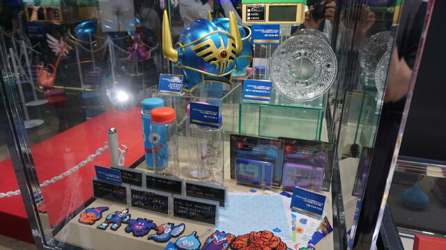 メタリックブルーに輝く「ロトの兜」がクール！「ドラクエ ふくびき所