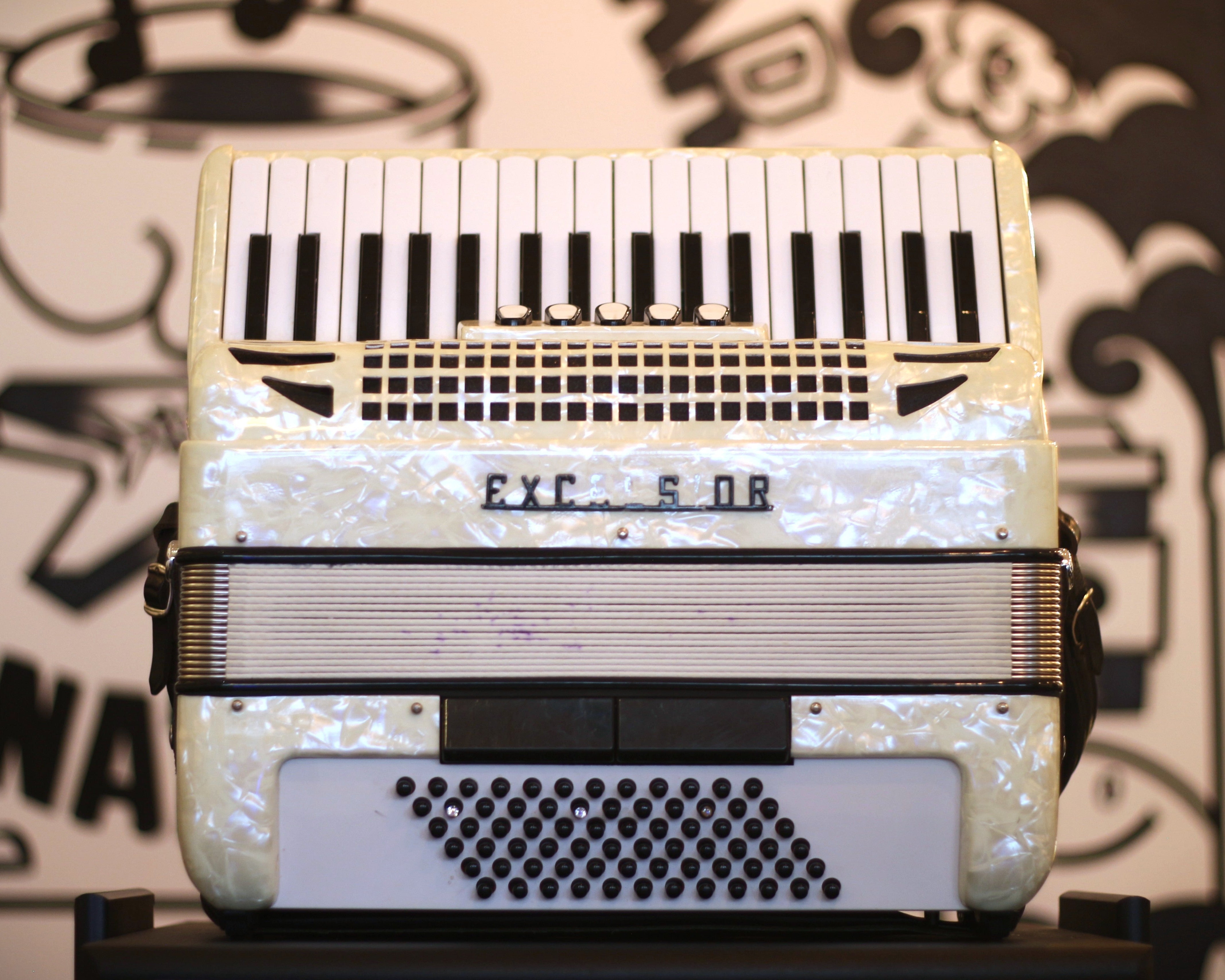 Excelsior Vintage Accordion – 34-Key / 72-Bass – Pearl White Fin