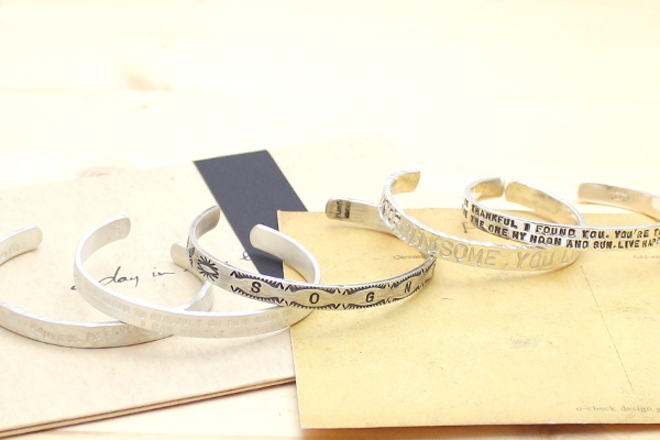 職人が一文字づつ打刻する ハンドメイドのメッセージバングル［6mm幅