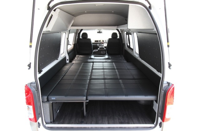 収納スペースを確保してバイク2台の積載を実現！8ナンバーキャンピング