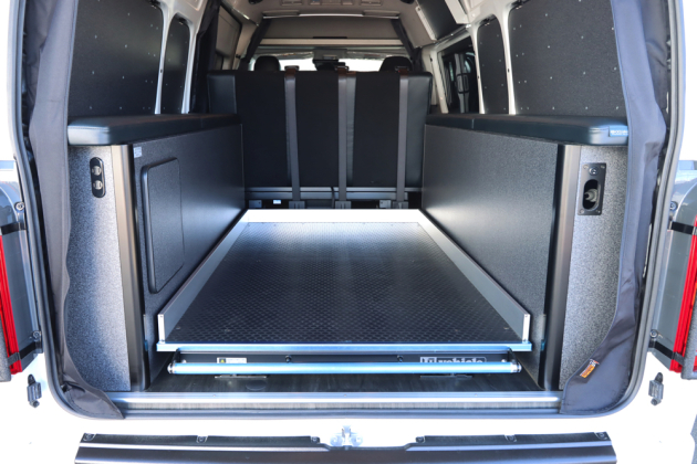 ユーアイ製のスライドフロアでキャンプ道具をスムーズに出し入れ