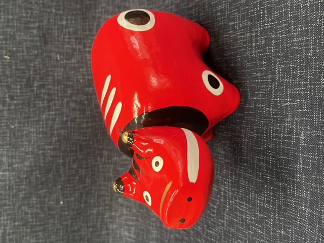 赤べこ張り子、疫病退散願い！ デコの里 おいち茶屋｜デコ屋敷の目の前