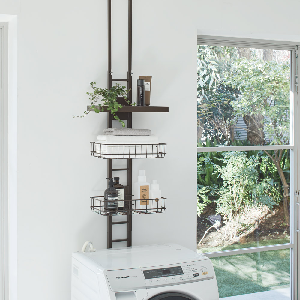1本脚ですっきり置けるモダンランドリーラック トレー棚1カゴ2個 幅