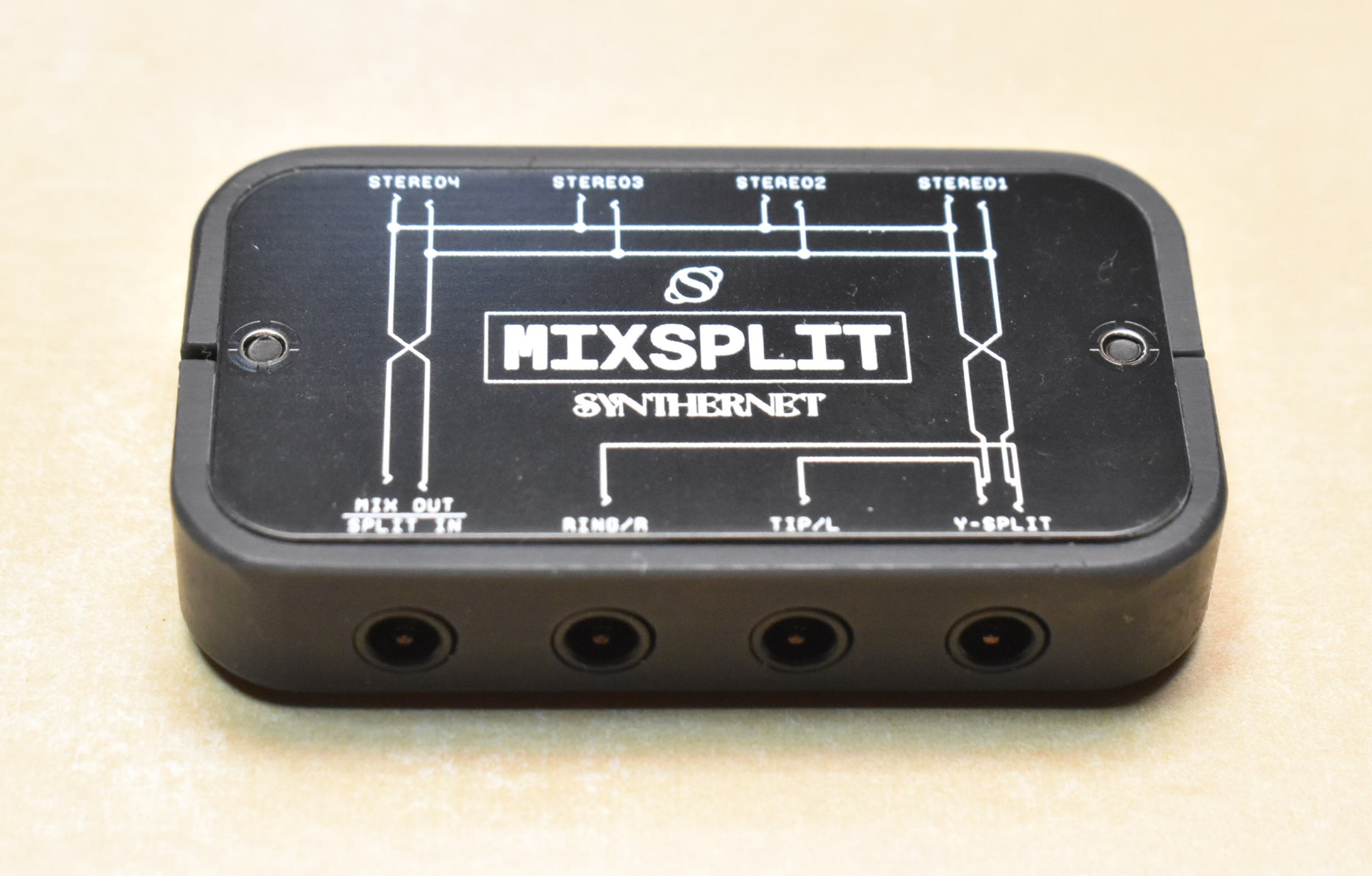 小さなベースシンセ、パリピデストロイヤーを開発したSYNTHERNETが超