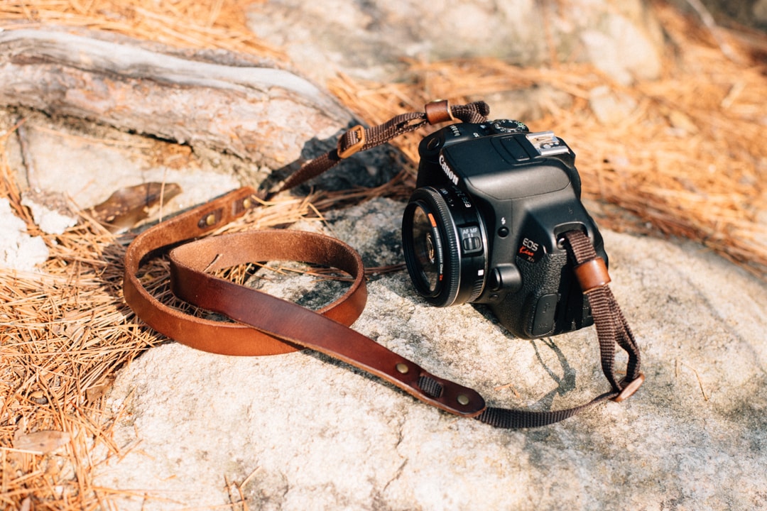 シンプルな革のカメラストラップ | 革小物のDuram Online Shop