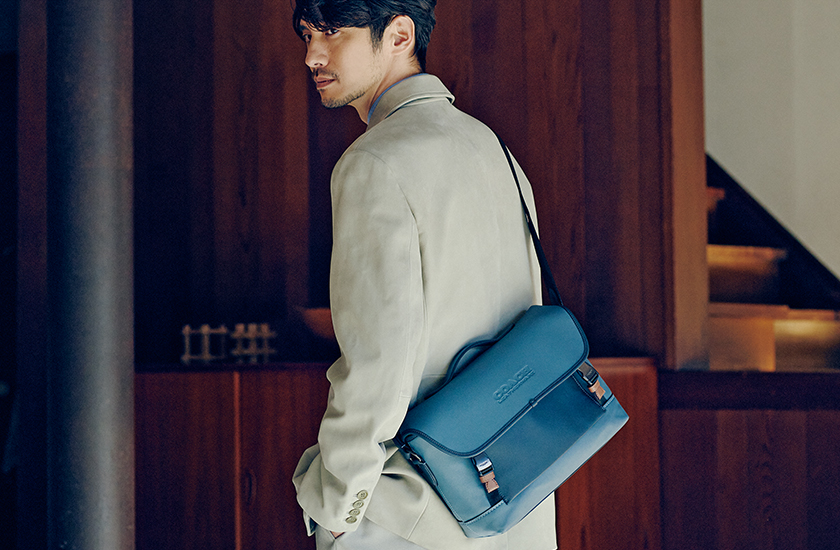 コーチのブルーグレーレザーで実現する“控えめ差し色”が粋！｜雑誌