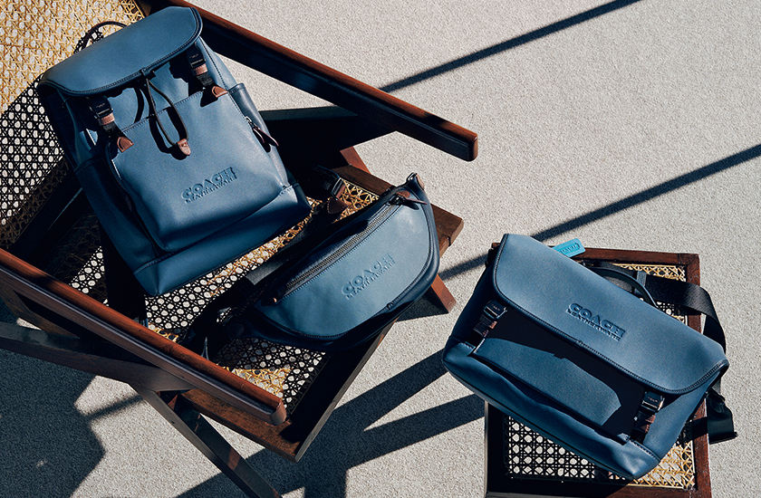 コーチのブルーグレーレザーで実現する“控えめ差し色”が粋！｜雑誌