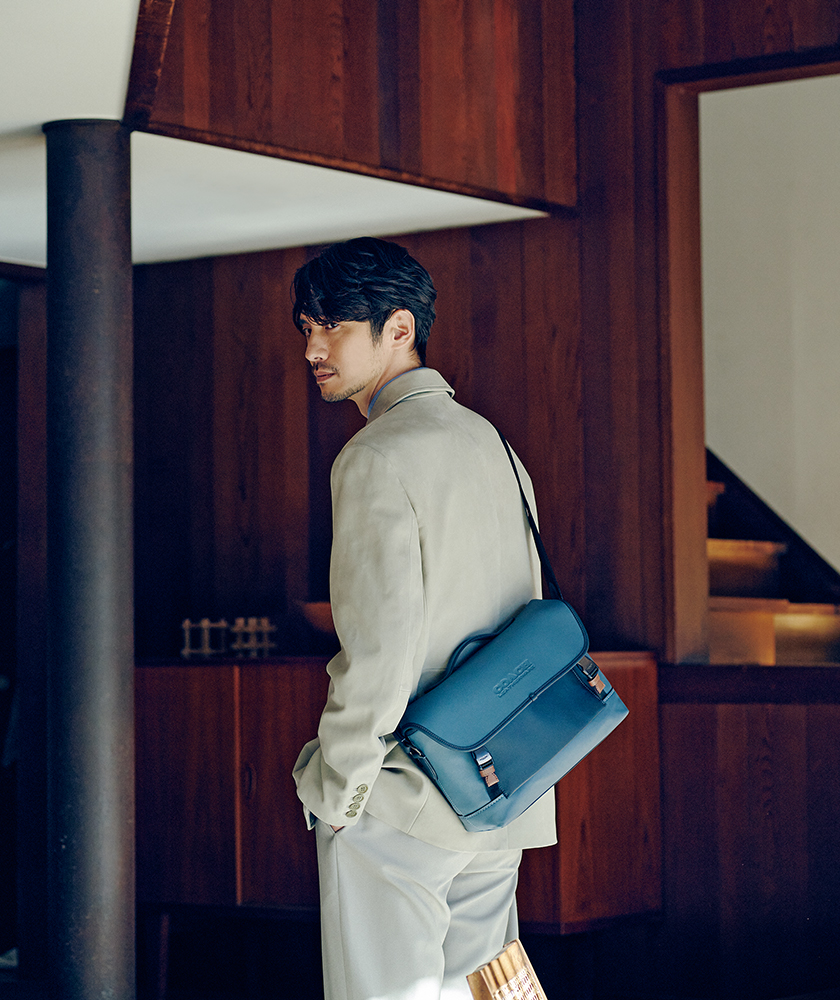 コーチのブルーグレーレザーで実現する“控えめ差し色”が粋！｜雑誌