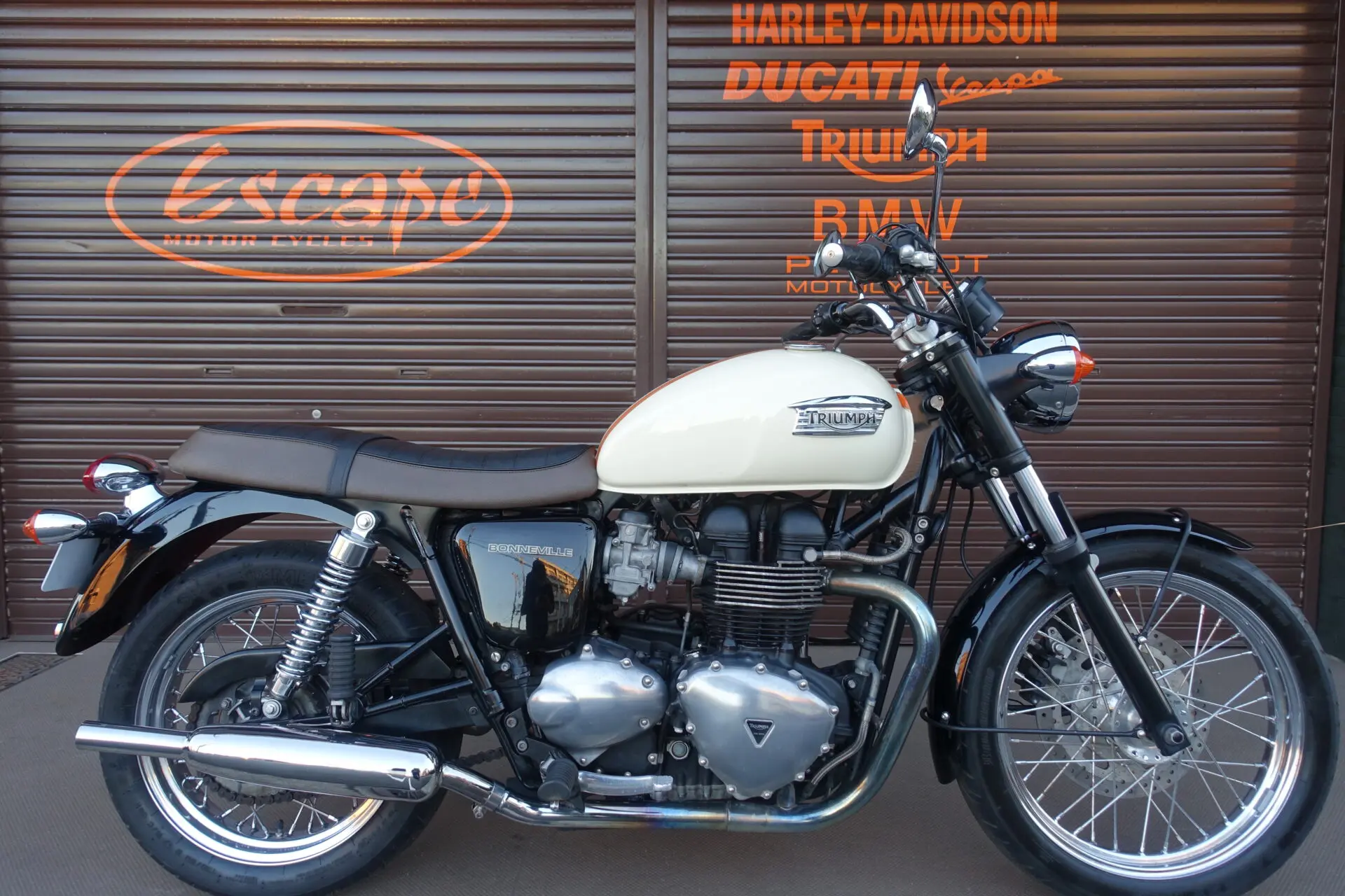 TRIUMPH ボンネビル カスタムペイント ノーマンハイドTOGAマフラー