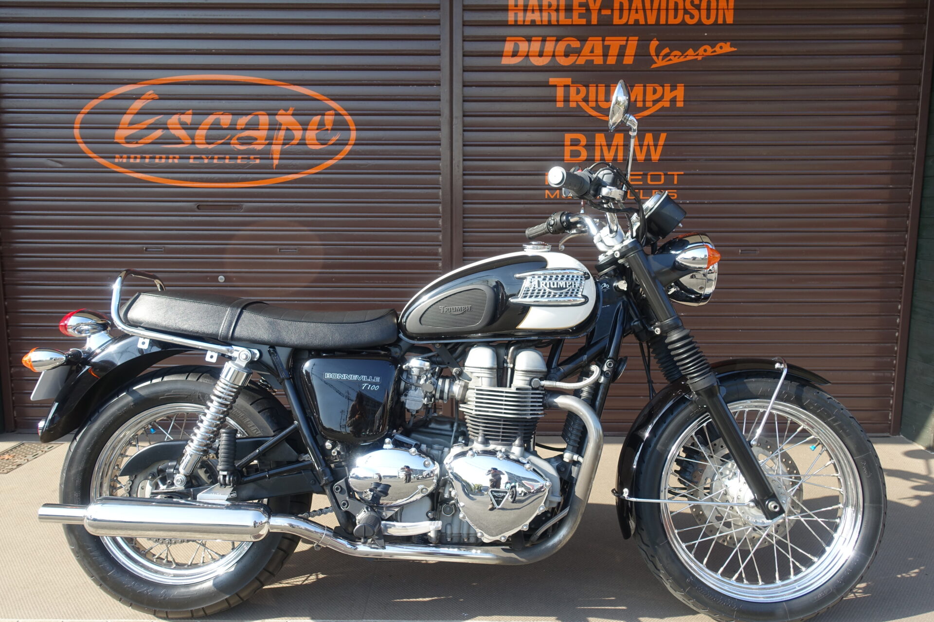 TRIUMPH ボンネビルT100 大和ステンレスキャプトンマフラー | Escape Bike