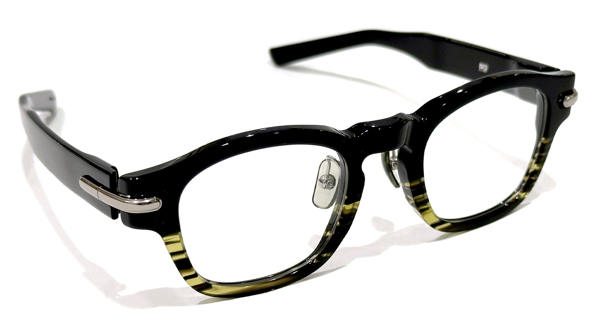 ウェリントンスタイルを質感溢れるコンビネーションで表現。999.9 2024