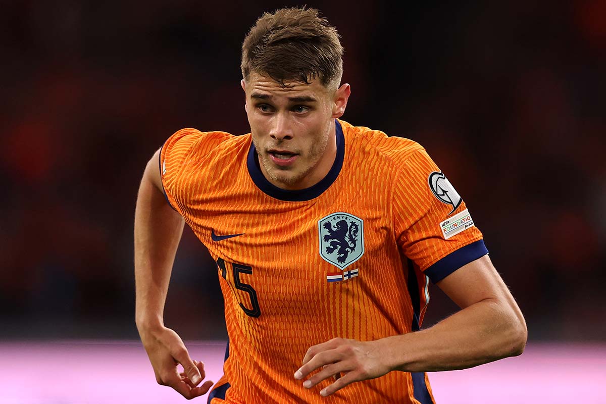 約50mをドリブルで爆走！ サッカーオランダ代表のプレーにスタンドが