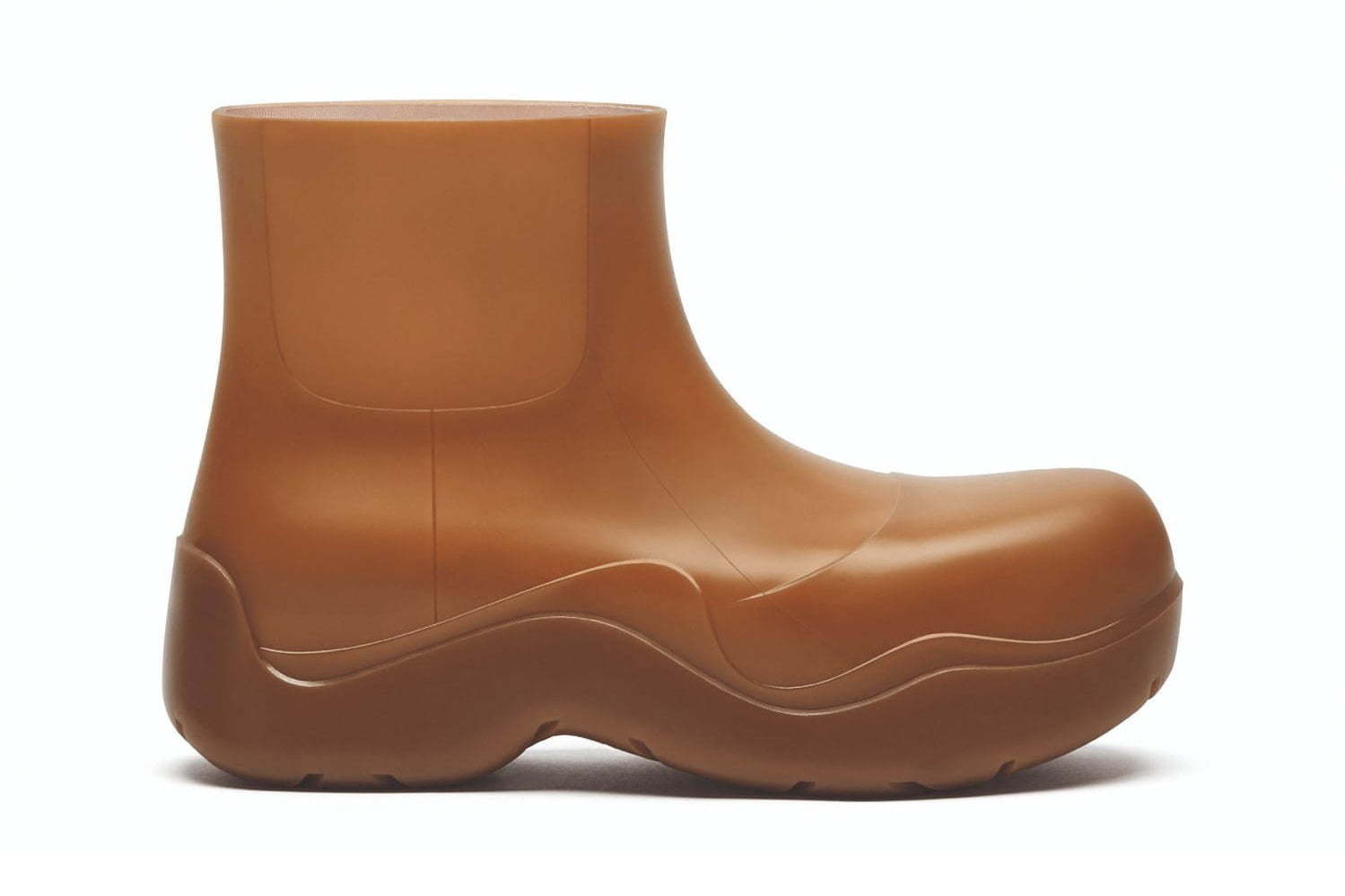 ボッテガ・ヴェネタの新作厚底ラバーブーツ「ザ・パドル」ガーデニング