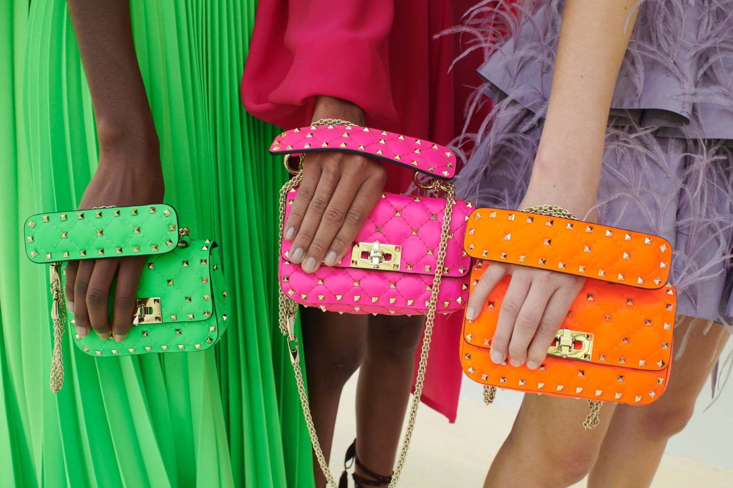 ヴァレンティノのスタッズバッグ「ロックスタッズ スパイク」“ネオン
