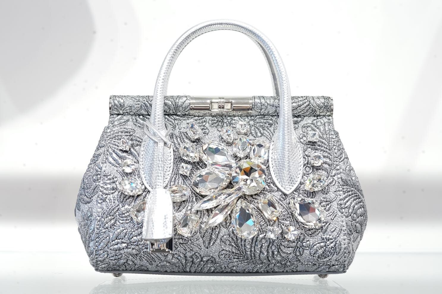 ドルチェ＆ガッバーナ“クリスタル輝く”銀色ハンドバッグ、チャームや