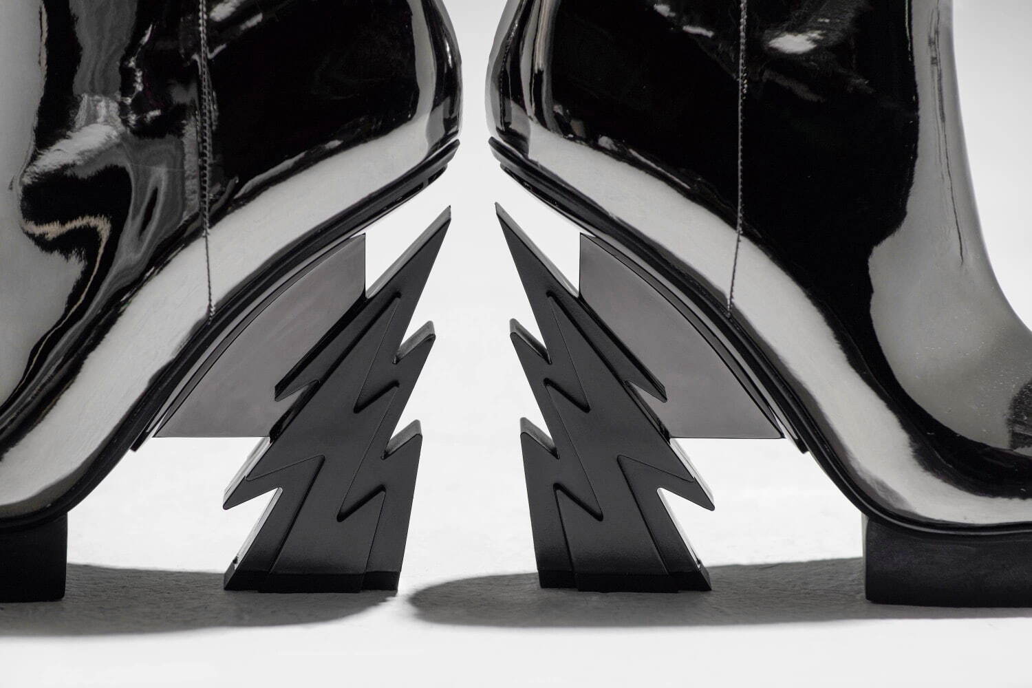 ユナイテッド ヌード“メタリックカラー”の限定ブーツ、“グラムロック