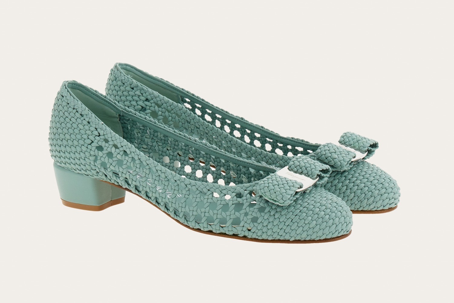 フェラガモのシューズ「ヴァラ」「ヴァリナ」に“編み上げレザー×リボン