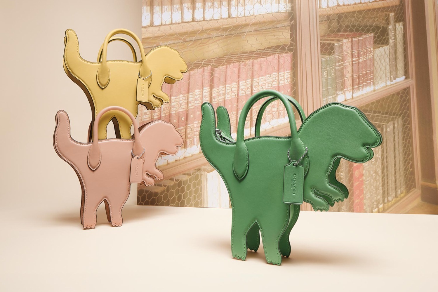 コーチの春色バッグ、恐竜「レキシー」シルエットや“花びら”モチーフ