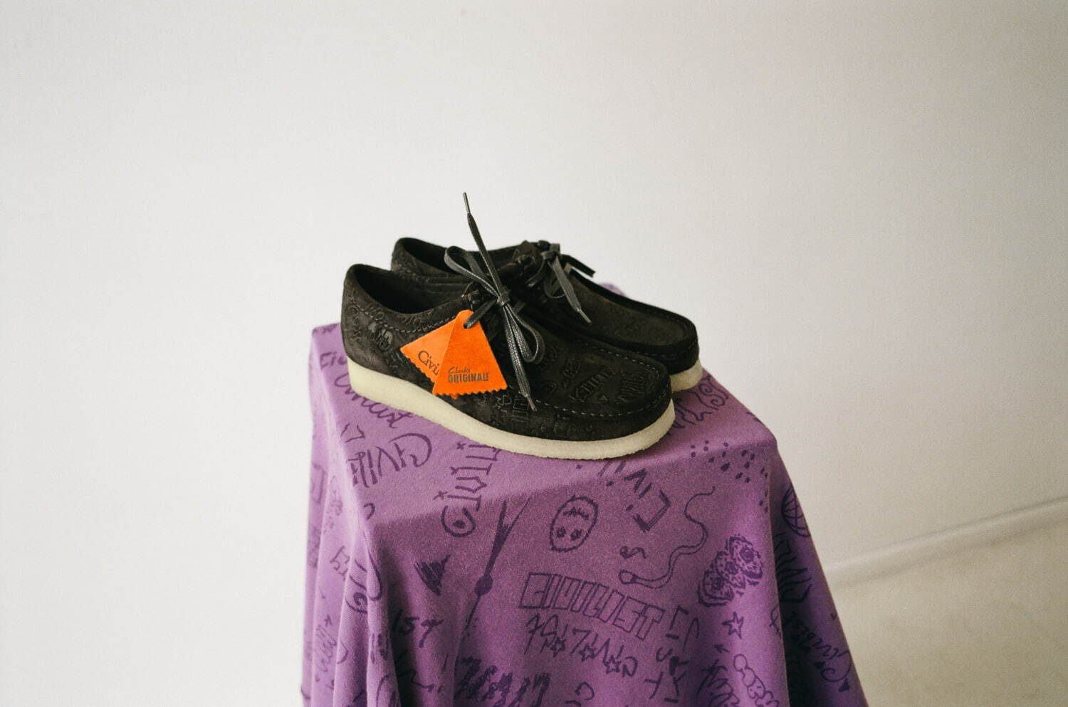 クラークス オリジナルズ“落書き風”デボス加工入り「ワラビー