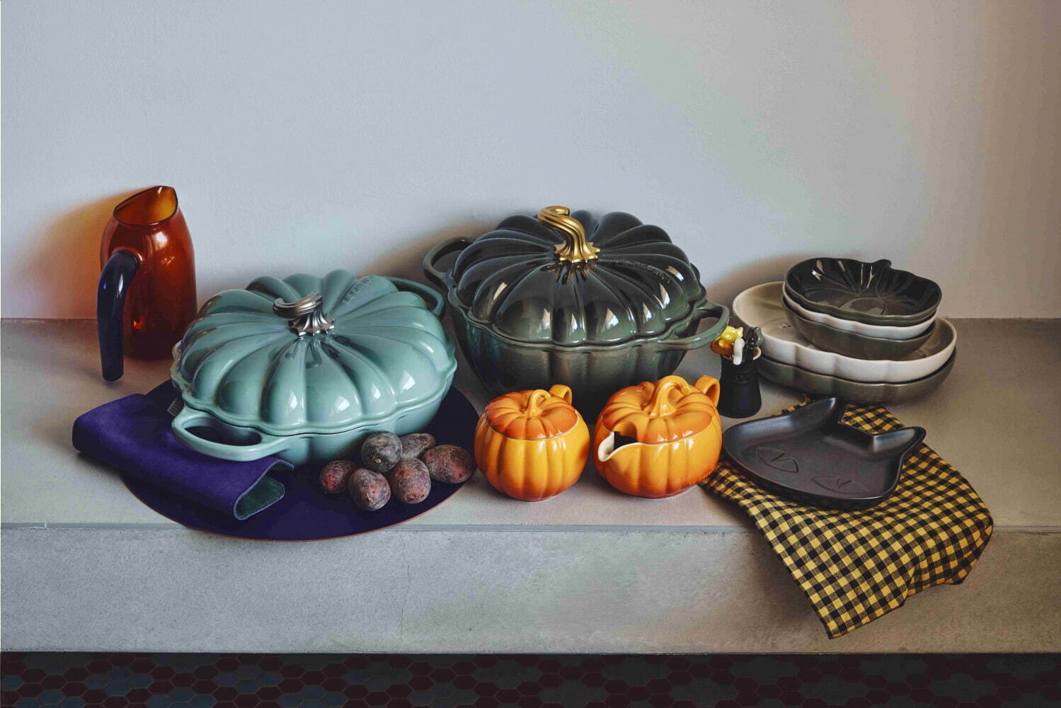 ル・クルーゼのハロウィン - かぼちゃ型の鋳物ホーロー鍋やマグ、黒猫