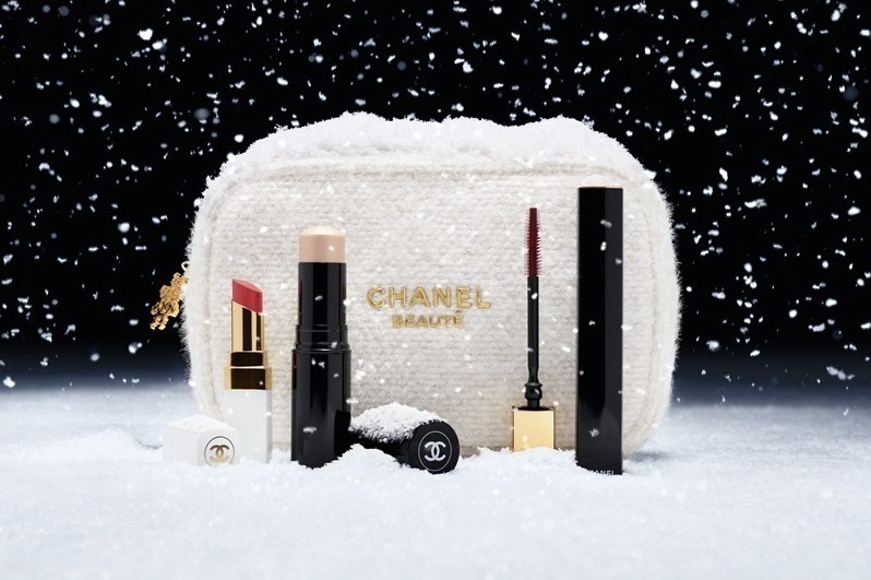 シャネル2024年クリスマスコフレ「雪の結晶チャーム」ポーチ付きメイク
