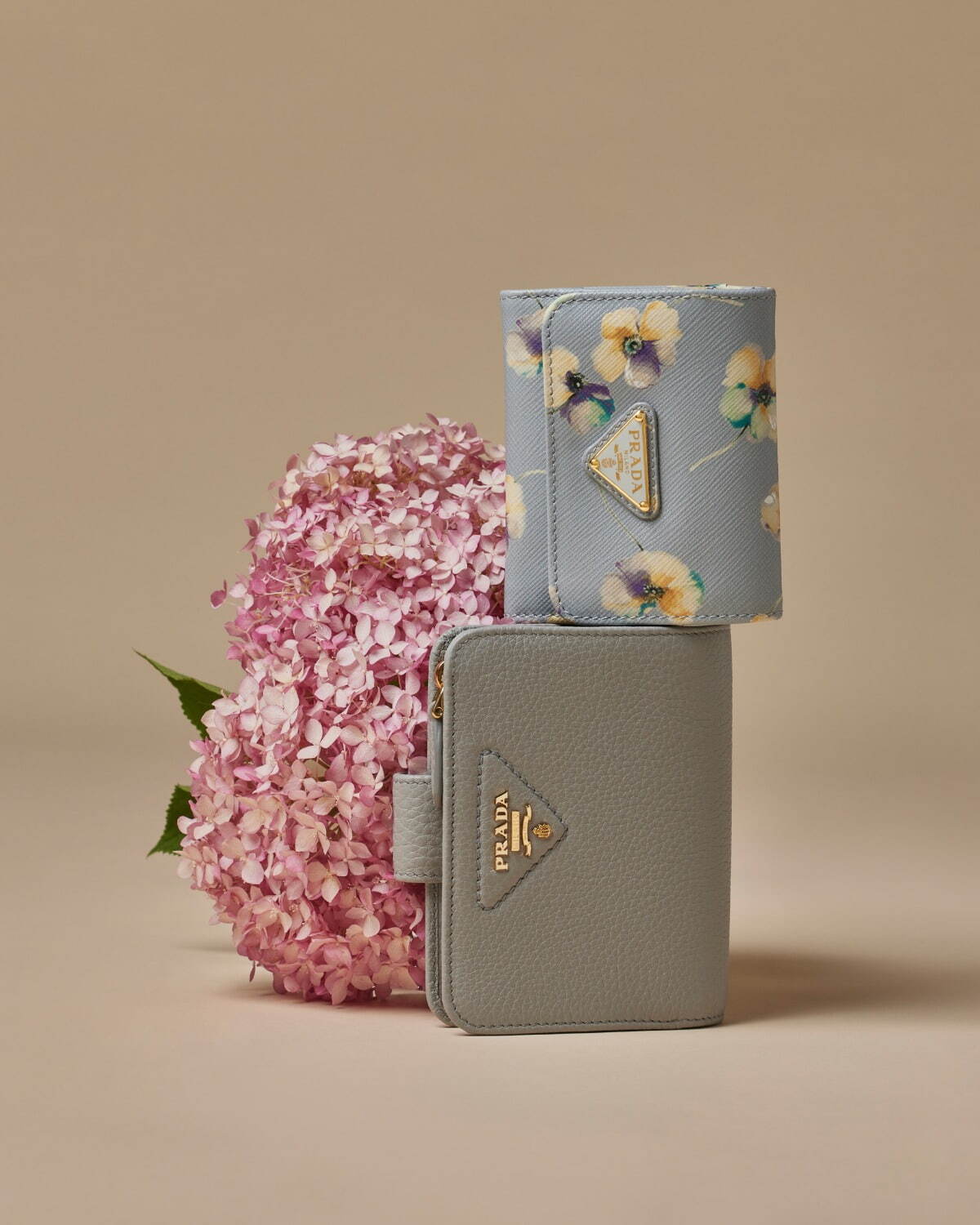 プラダのウィメンズ財布、花柄レザーの三つ折りウォレットや“くすみ