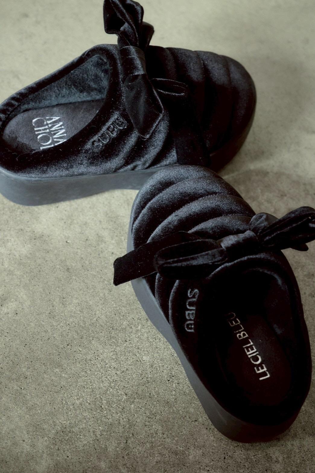 ぬいぐるみ風”ファー＆ベルベットリボンの厚底サンダル、スブ×ルシェル