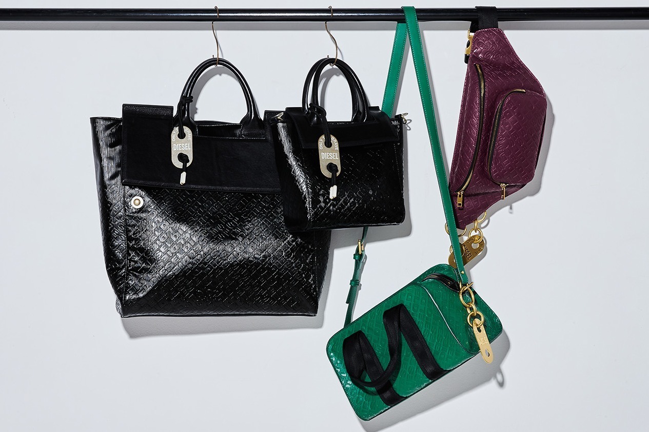 ディーゼル新作アイコンバッグ「モノグラム」ロゴ刻印メタルチャーム