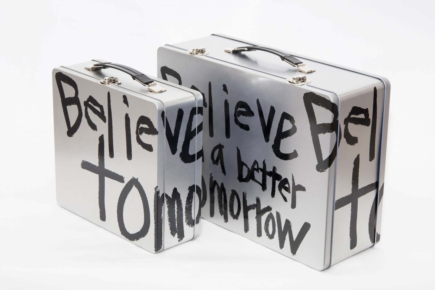 コム デ ギャルソンの青山店限定“ブリキ”のメッセージ トランク