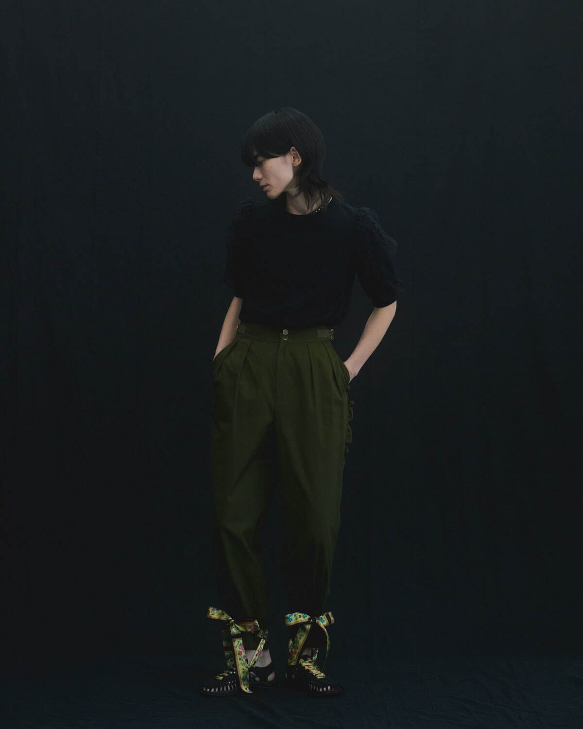 ミュベール×キーン、“スカーフ柄リボン”を編み上げたサンダル