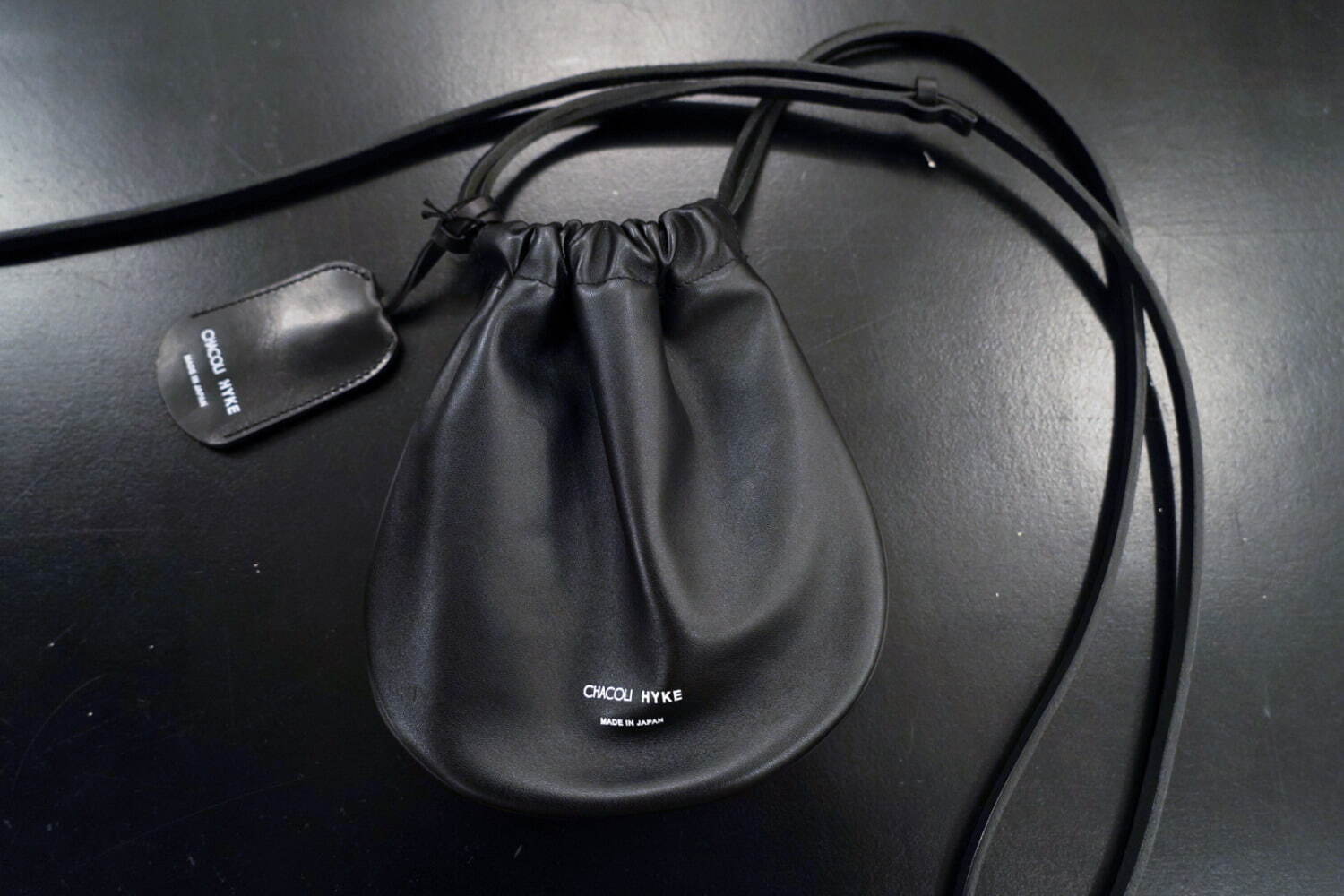 ハイク×チャコリの新作フラットポーチ、上質ブラックレザー＆ロゴ入り