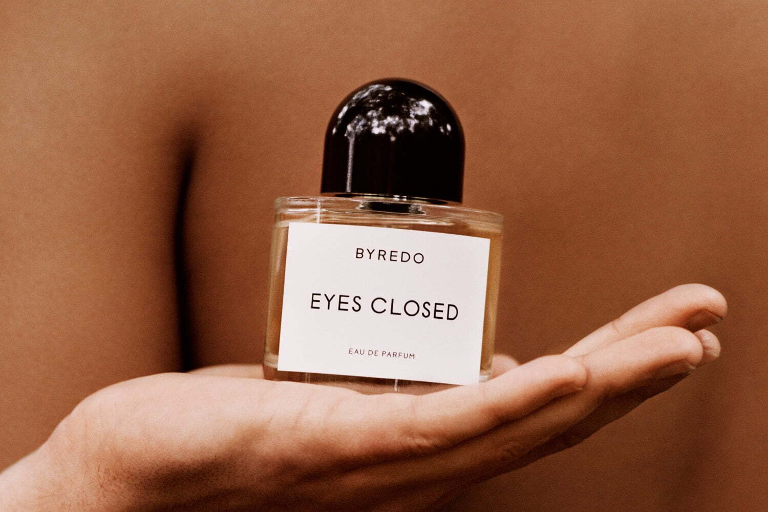 バイレード新作香水「アイズクローズド」シナモン＆ジンジャー引き立つ