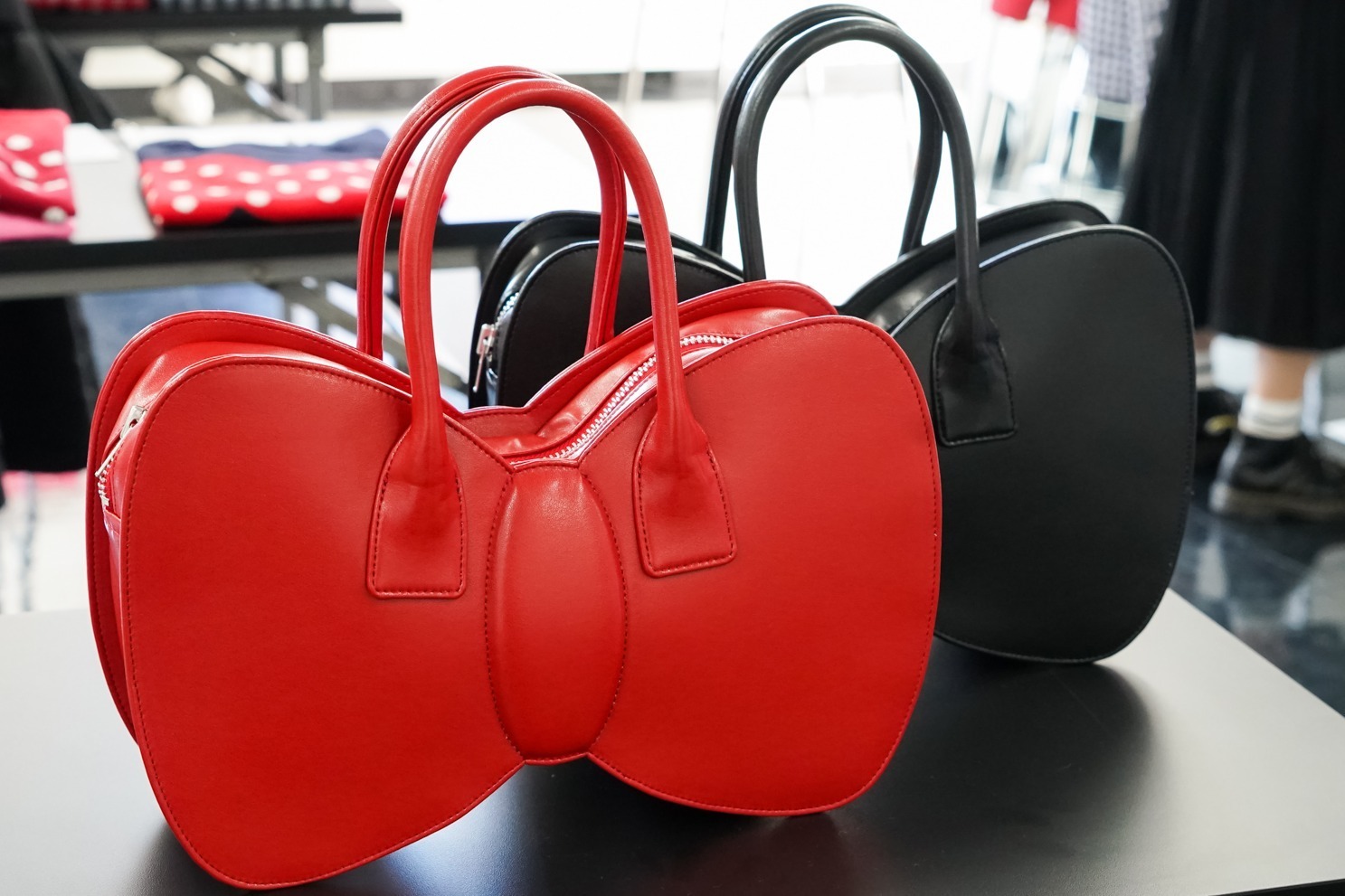 コム デ ギャルソン・ガール“まるごとリボン”の新作バッグ、艶やかな