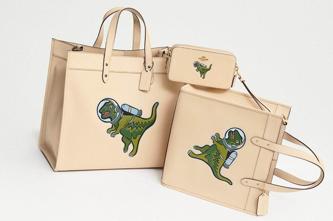 コーチ新作“宇宙服”まとった恐竜「レキシー イン スペース」トート