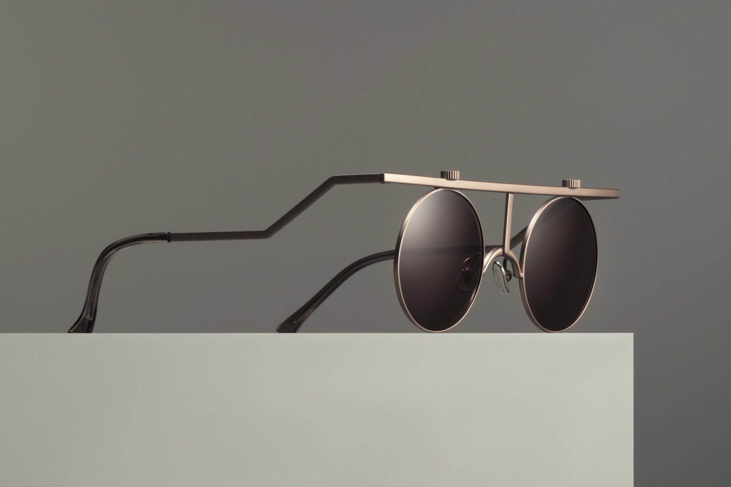 イッセイ ミヤケ アイズ“一本の線×二つの円”のサングラス「IM-101