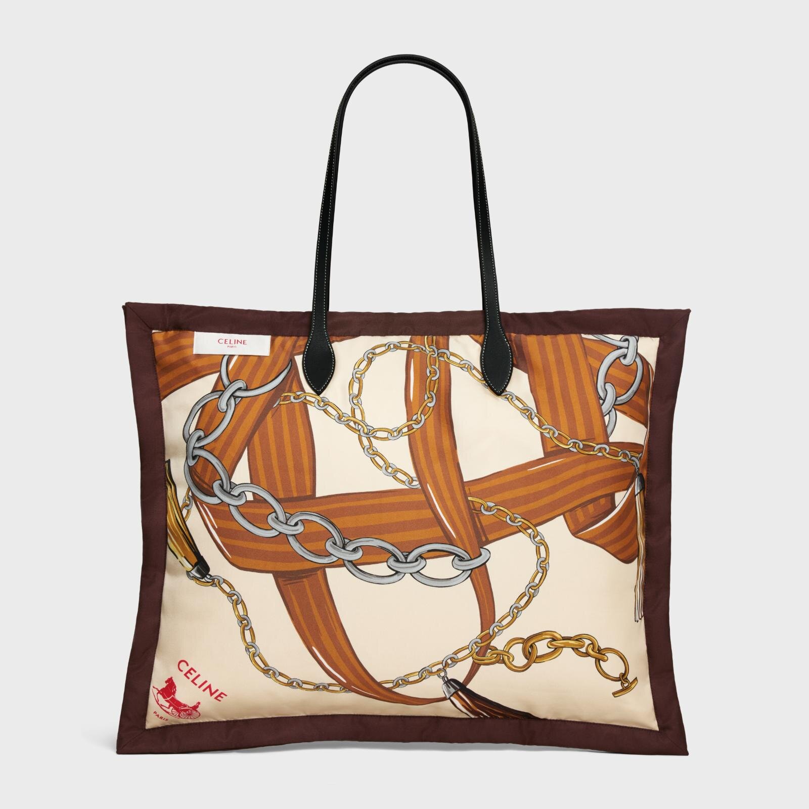 セリーヌ“スカーフチャーム“揺れる「トリオンフ」バッグ、カラフルな