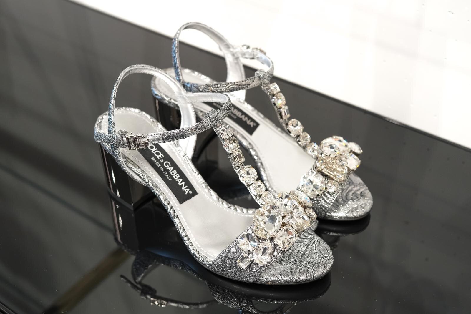 ドルチェ＆ガッバーナ“クリスタル輝く”銀色ハンドバッグ、チャームや