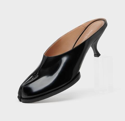 メゾン マルジェラ「タビ」シューズ、煌めくシルバーサンダル