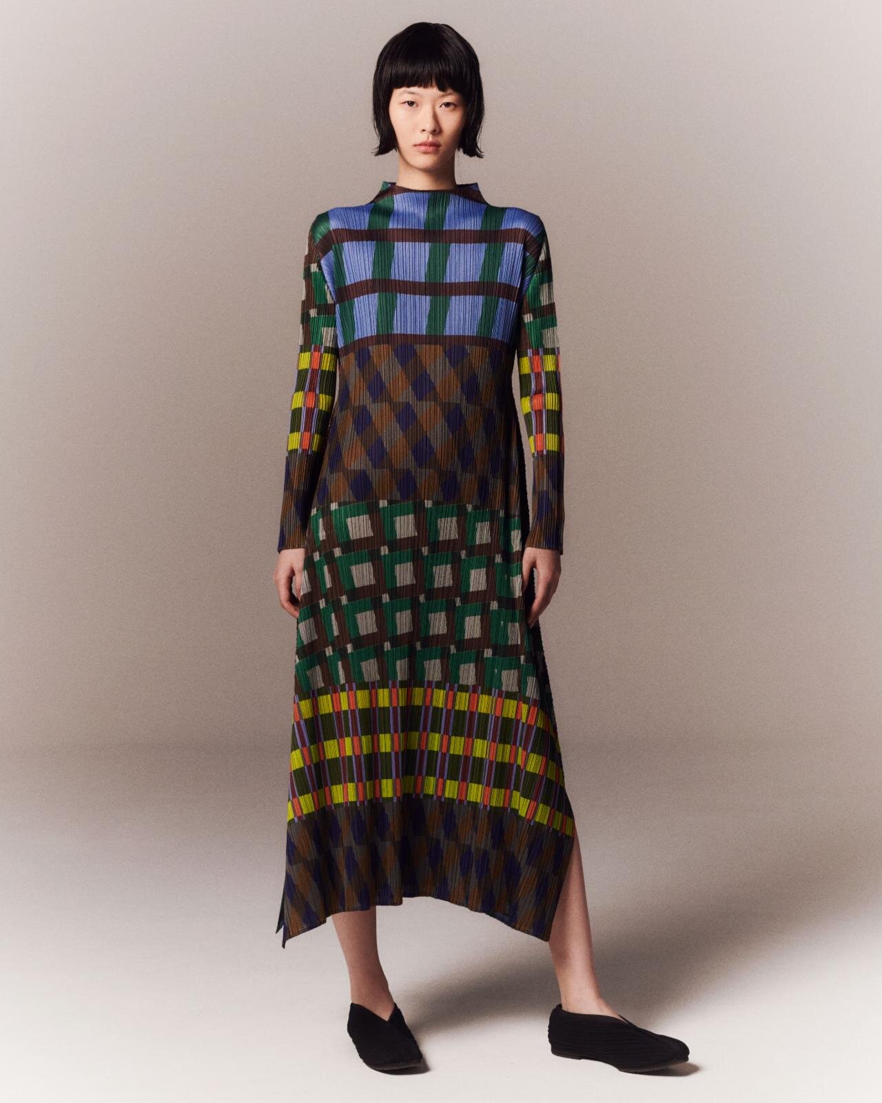 プリーツ プリーズ イッセイ ミヤケ“ダンス”着想のウェア、幾何学模様