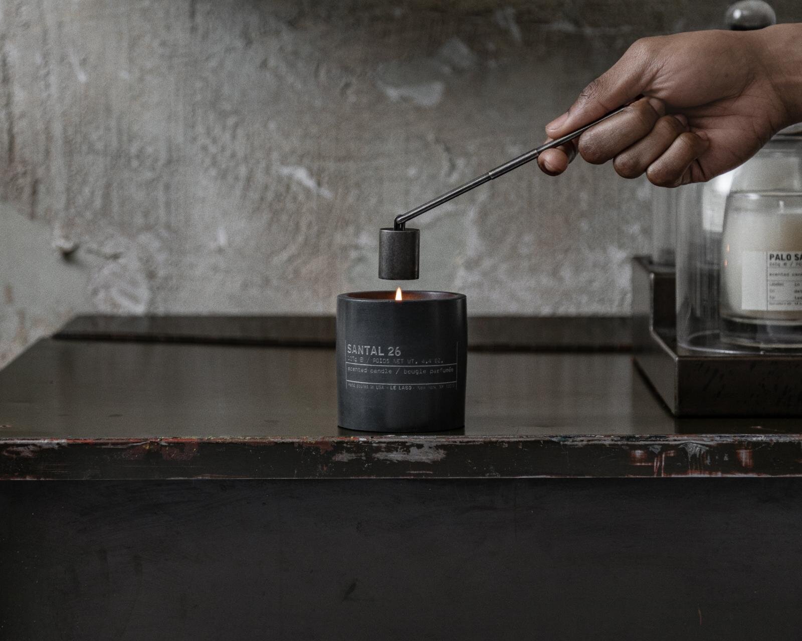 ル ラボ“黒色”フレグランスキャンドル、レザー風スモーキーな