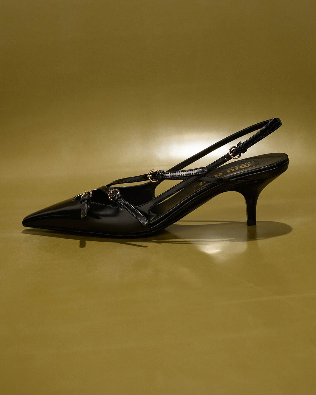 ミュウミュウ23年秋冬新作シューズ、“ポインテッドトゥ×華奢な