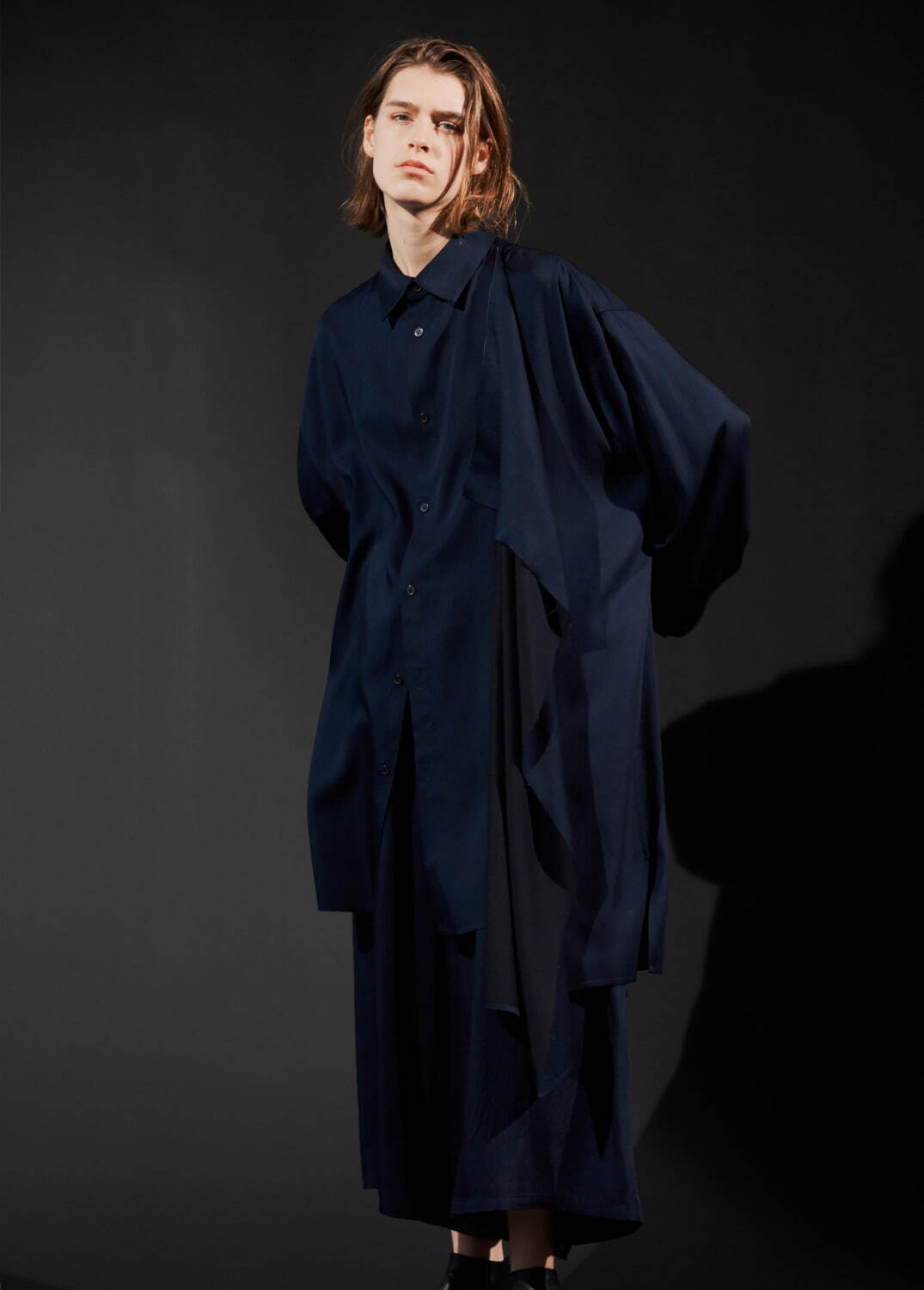 Y's 23年秋冬新作ウェア、パッチワーク風ロングコートや“リメイク風