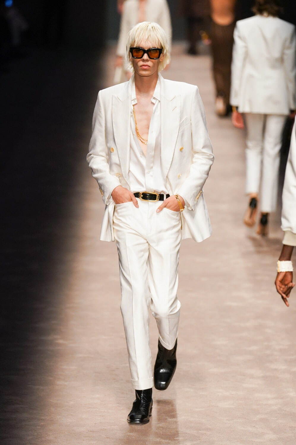 トム フォード 2024年夏コレクション - 官能と肌理 - ファッションプレス