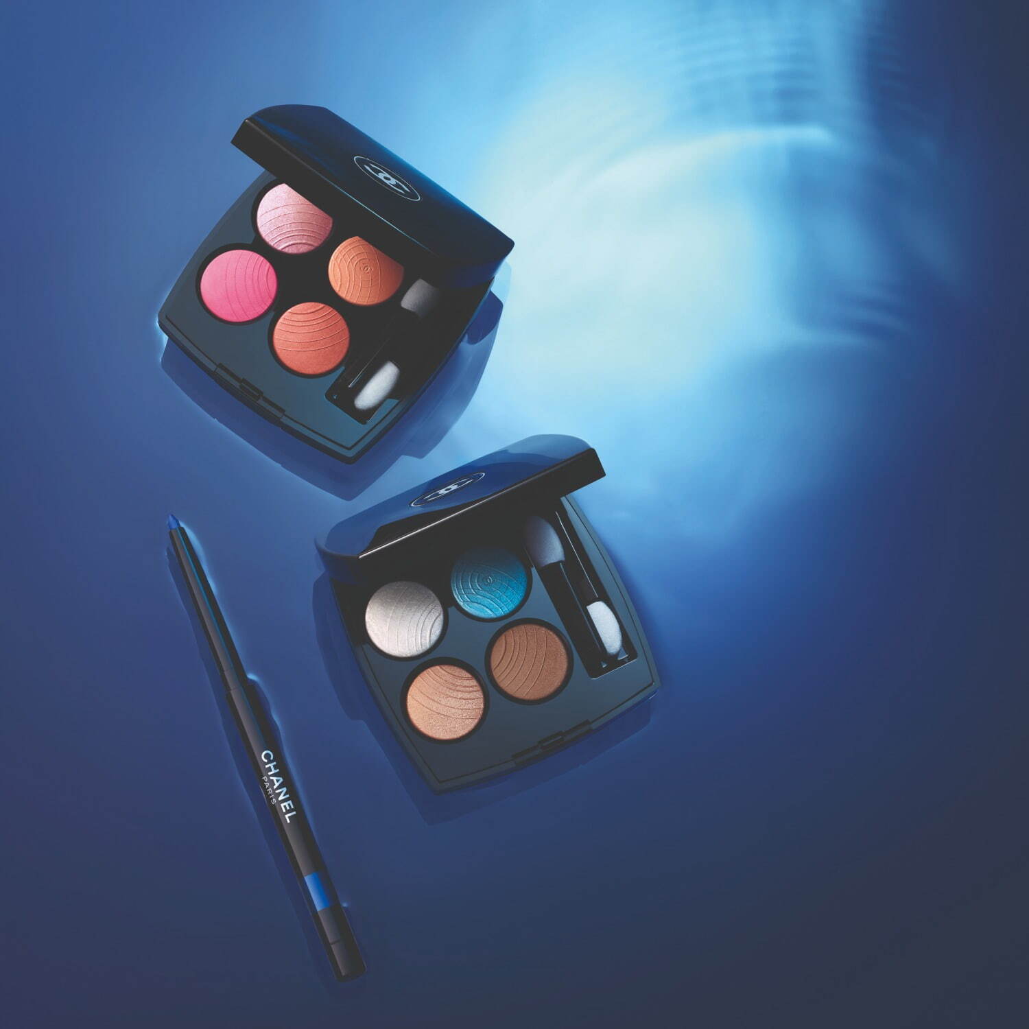 シャネル「神秘的な海」着想の24年春コスメ、“深海ブルー”が煌めく4色