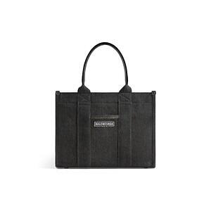 バレンシアガ“ブラックデニム”ボディの限定バッグ、2WAY仕様のロゴ入り